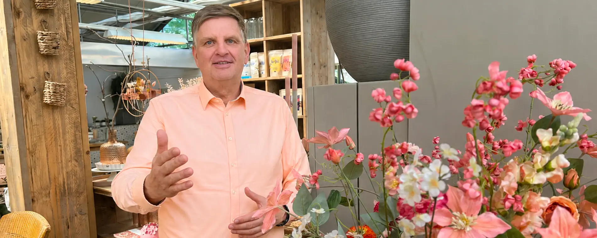 Foto von Andreas Sudeck in einem Blumengeschäft umgeben von Blumen