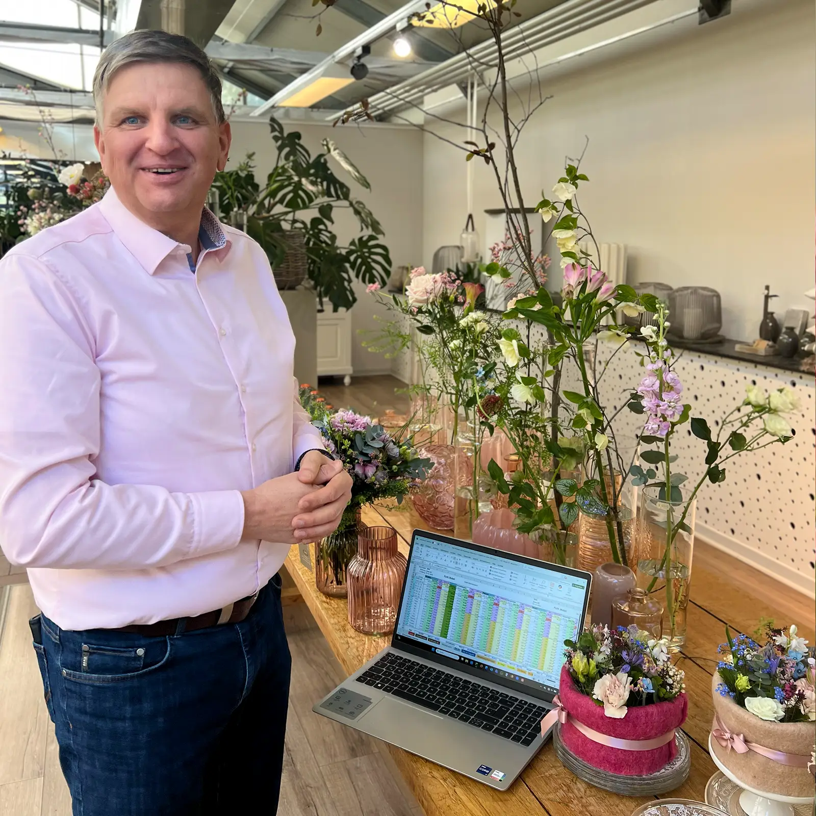 andreas_sudeck_3 Foto von Andreas Sudeck in einem Blumengeschäft mit seinem Laptop